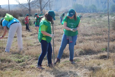 120 voluntarios de DKV Seguros plantan 580 árboles en la ribera del río Gállego